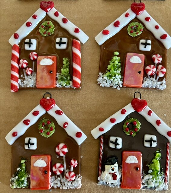 Gingerbread House: brown fused-glass gingerbread house ornaments with snowy candy-striped roofs, wreaths, and a heart at the peak.